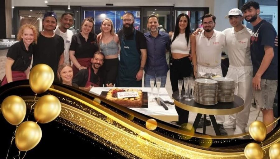 La squadra di Assai festeggia il primo anniversario della pizzeria